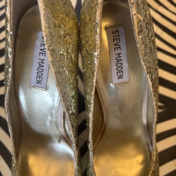 Steve Madden Gold Sequin Heel - Picture 3 of 3